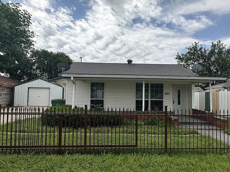 407 E Gilbert St — Photo 1