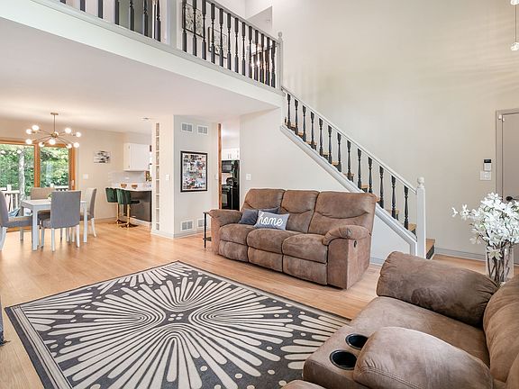 4th image of 591 Roosevelt Ct