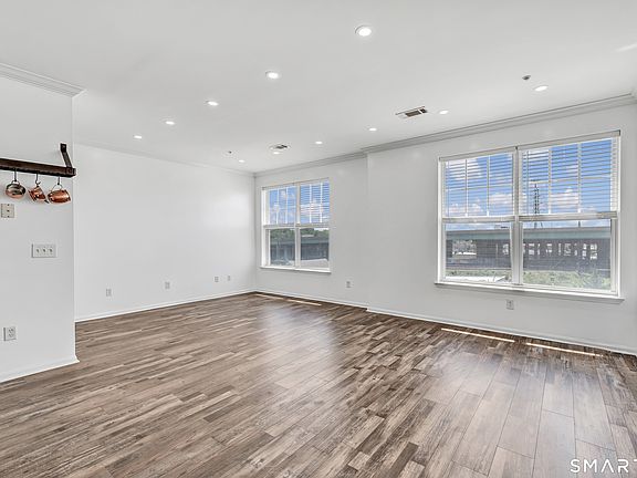 5th image of 850 E Main St APT 403