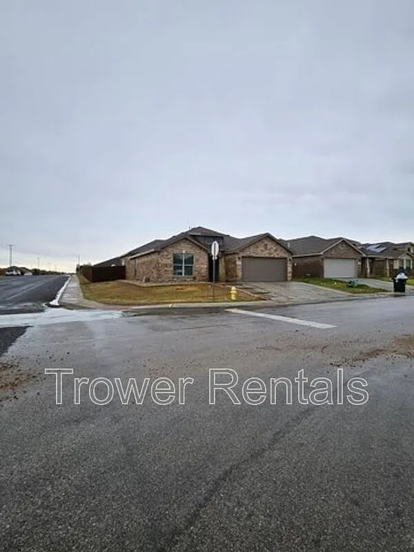 4 bed, 2.0 bath, 2060 sqft, $2,850 — Photo 3