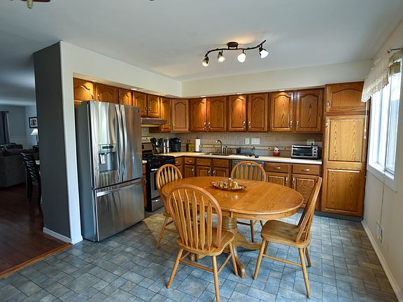 3rd image of 179 Cotter Ave