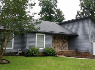 900 Penwall Ct, Fayetteville, NC 28303