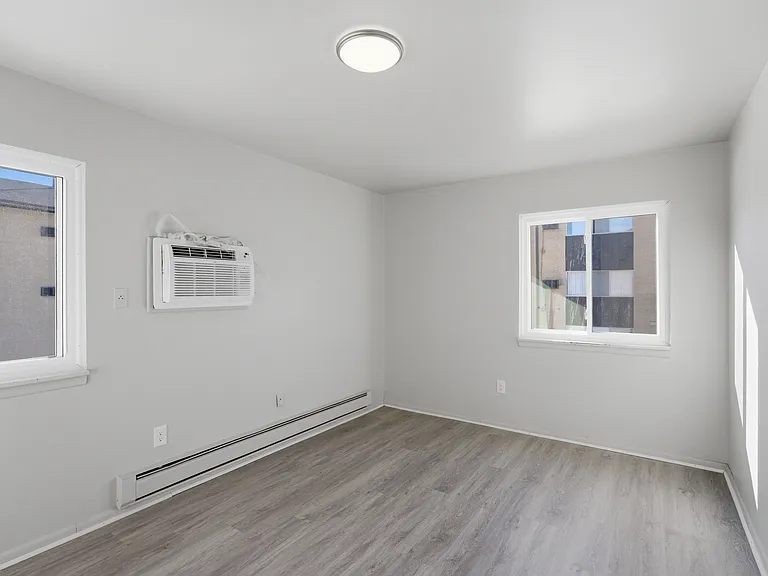 Hubbard Apartments — Photo 24