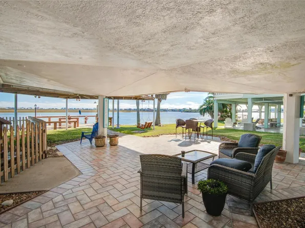 83 Dolphin Ln, Freeport, TX 77541