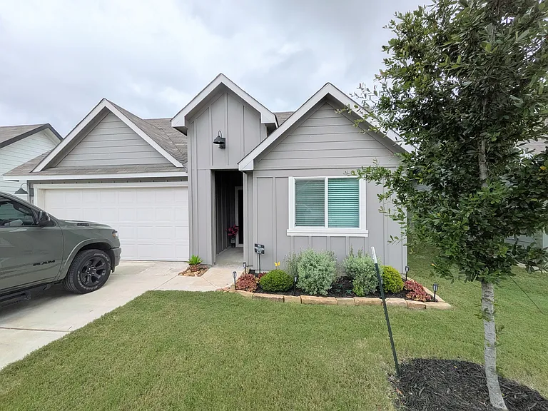 1665 Layne Loop — Photo 1
