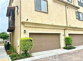 4 bed, 3.5 bath, 1668 sqft, $3,900 — Photo 2
