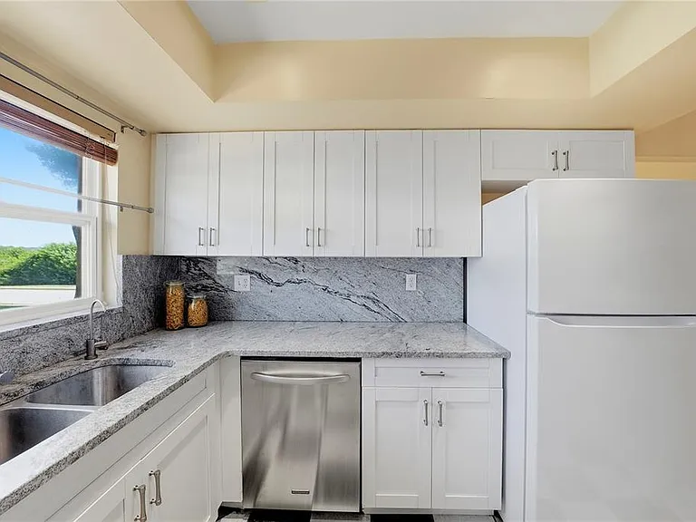 906 Carlton Rd — Photo 12