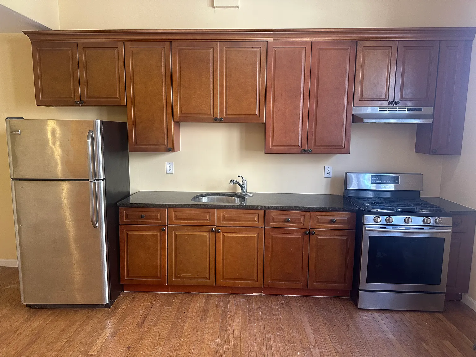 2 bed, 800 sqft, $2,500 — Photo 2