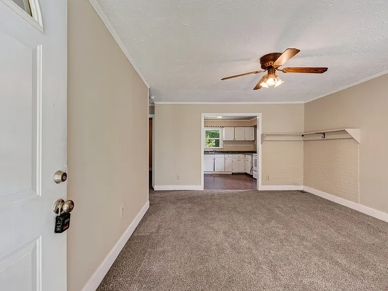 141 W Rossview Rd — Photo 6