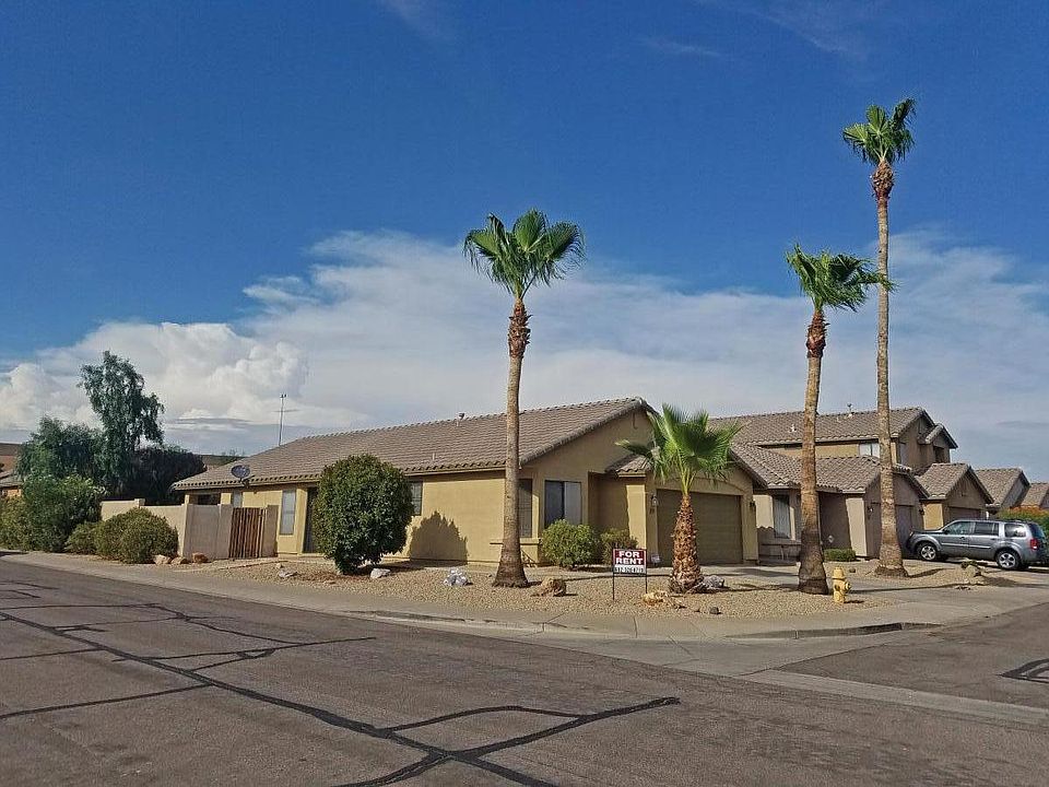 Bright Corner Property 
Landlord will trim Palms
