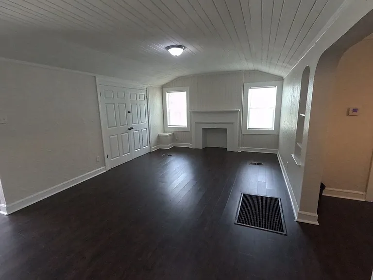966 S Greer St — Photo 2