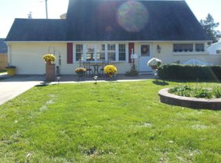 49 Macintosh Rd, Levittown, PA 19056