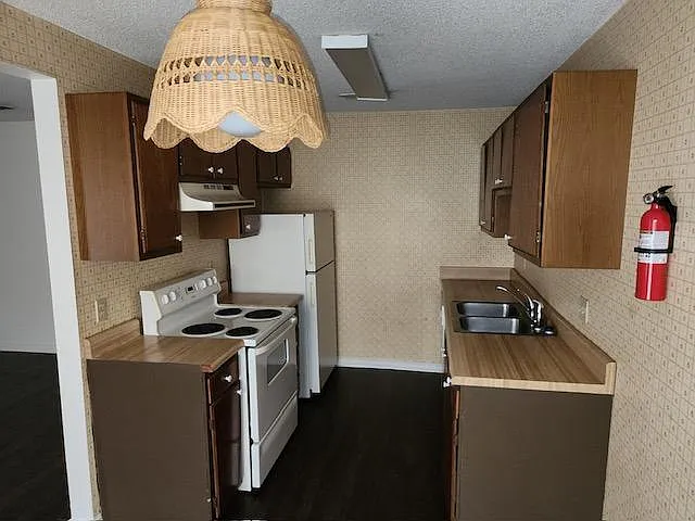 901 Barrington Dr — Photo 3