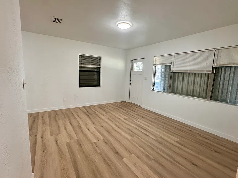 14 N Fiske Blvd — Photo 3