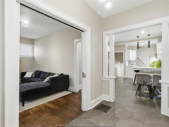 4th image of 1220 Gladstone Ave