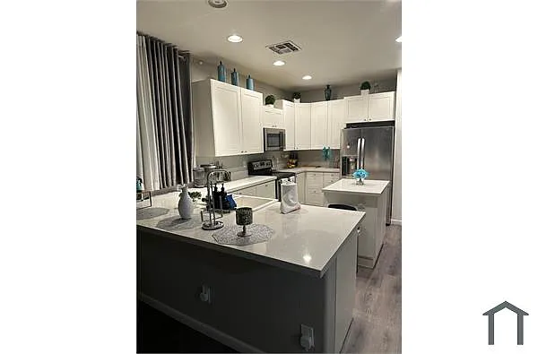 Building Photo - 6424 N Florence Ave #1