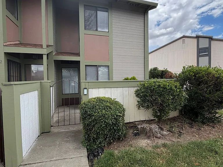 1930 Manor Pl — Photo 2