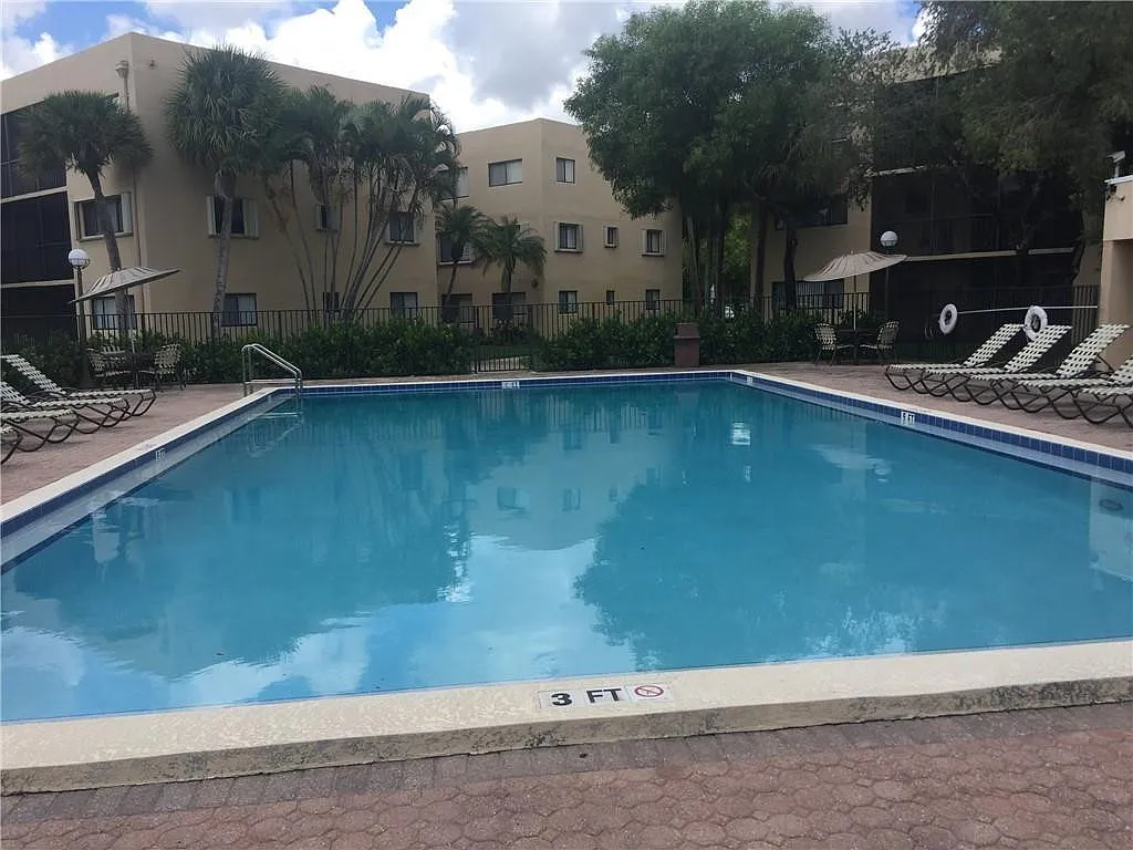 2 bed, 2.0 bath, 965 sqft, $2,300 — Photo 2