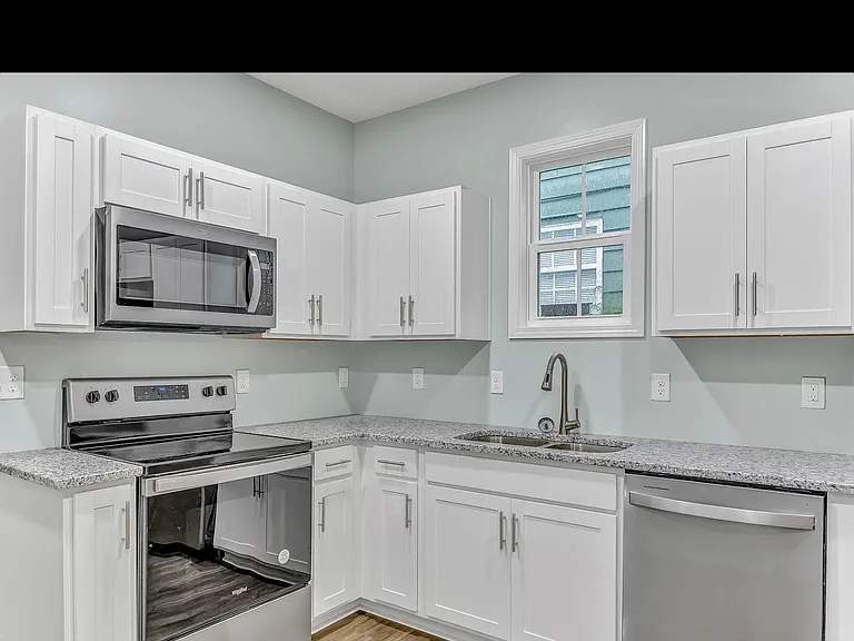 1317 Glenn St — Photo 2