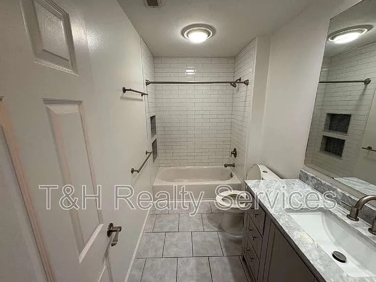 516 Lockerbie Cir N — Photo 17