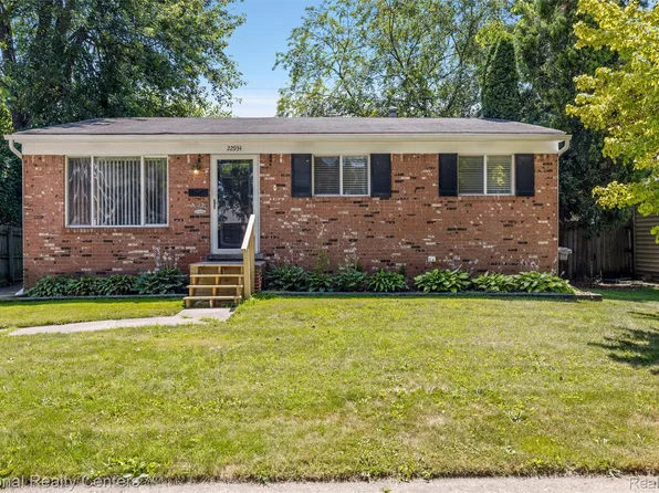 22934 Pleasant St, Saint Clair Shores, MI 48080