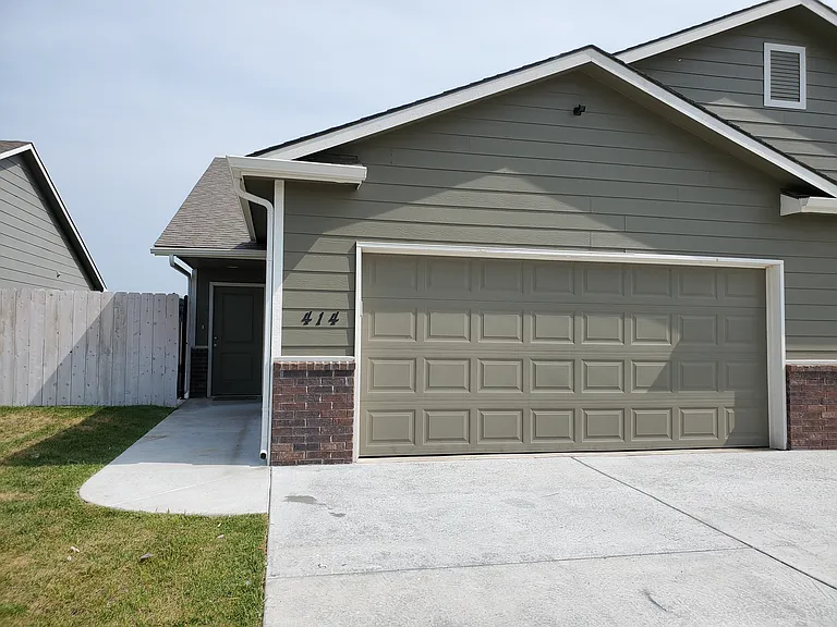 414 S Longbranch Dr — Photo 1