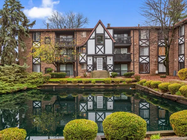 13616 Royal Ct APT 211, Crestwood, IL 60418