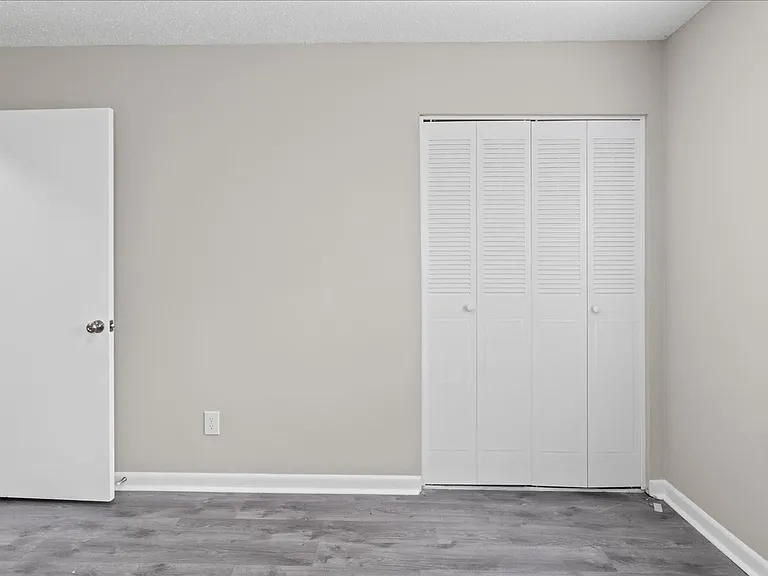 Chateau Apartments — Photo 10