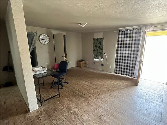 3rd image of 701 W Blackjack St