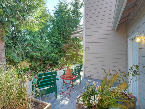3rd image of 703 NE Day Lily Ln