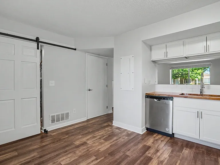 406 E 15th St #406D — Photo 4