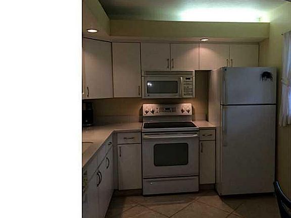 3rd image of 314 SE 10th St APT 107