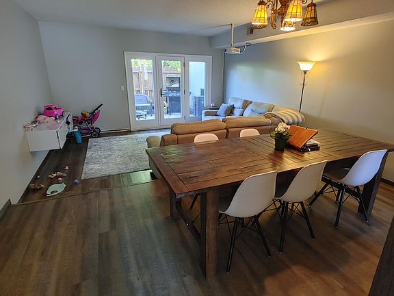 Livingroom/Dining Area