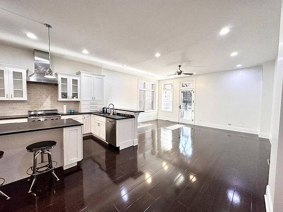 3rd image of 930 N Wolcott Ave #1