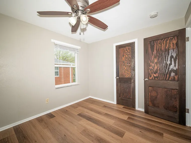 2100 Rhomberg Ave — Photo 11