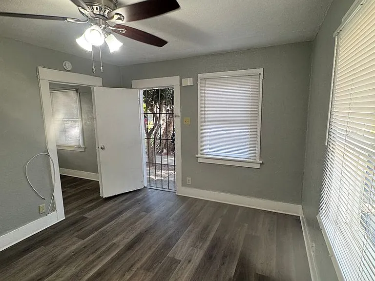 142 W Valencia Dr — Photo 13