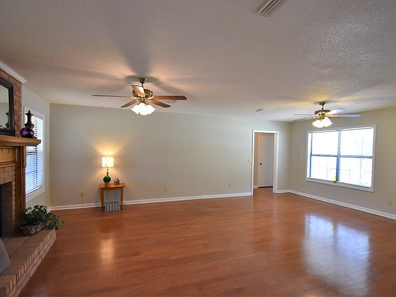 5th image of 201 Woodley Dr