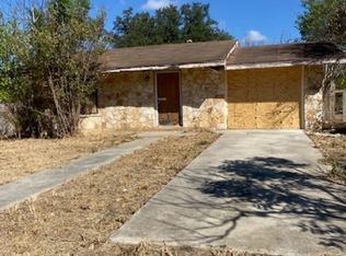 202 E 5th St, Nixon, TX 78140