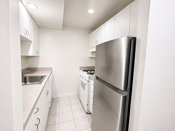 3rd image of 1661-1663 N Washington St #505