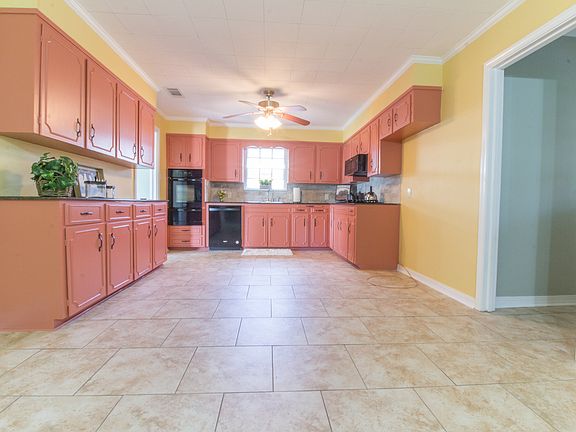 large eat in kitchen