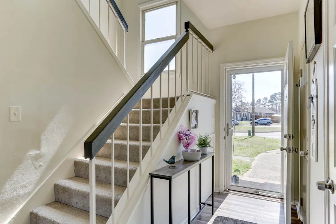 3 bed, 2.5 bath, 1584 sqft, $2,300 — Photo 4