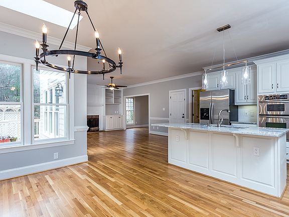 3rd image of 808 Dothan Ct