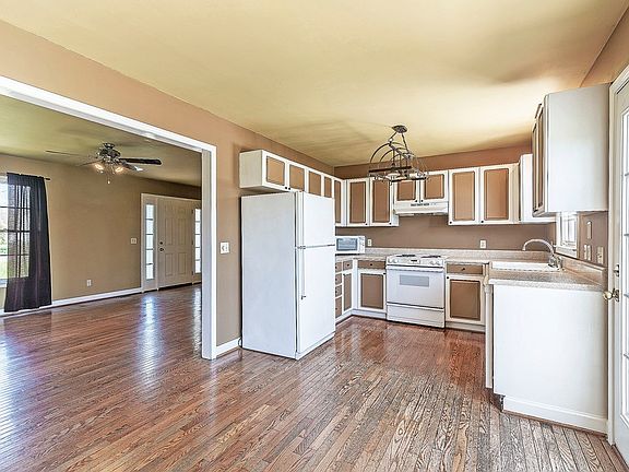 4th image of 16502 Hearl Dr