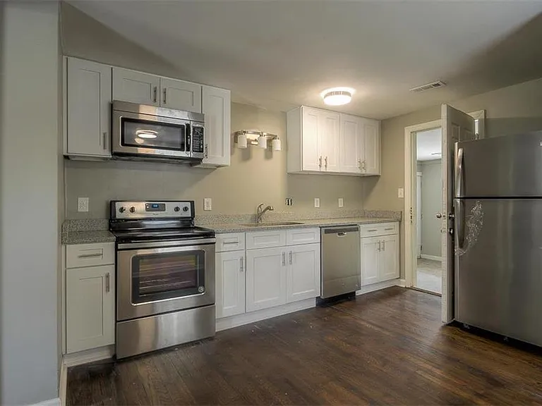 Fully equipped kitchen - dishwasher, range, microwave, refrigerator, garbage disposer