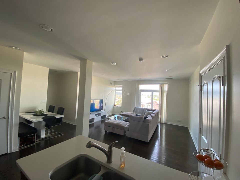 1st image of 2943 N Rockwell St APT 402