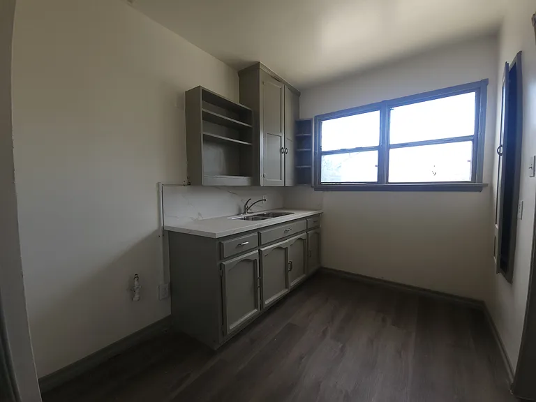 644.5 W 40th Pl — Photo 7