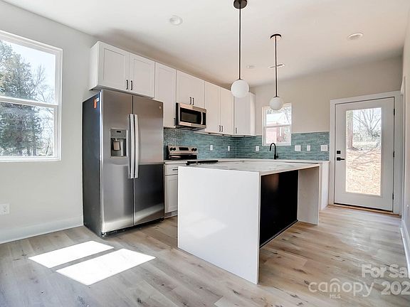 5th image of 2765 Bradford St