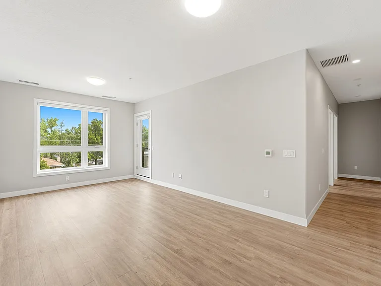 105 Oxford St — Photo 8