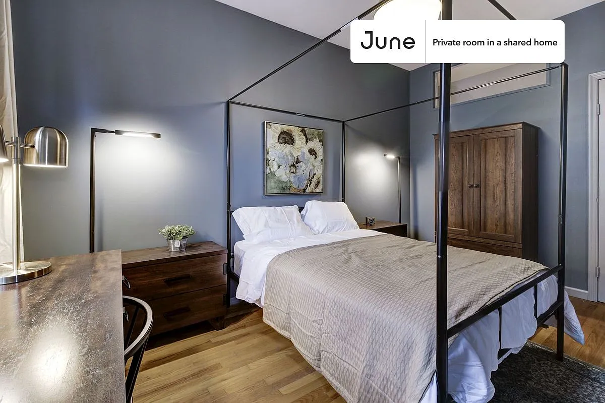 Queen bedroom in 4 bed/1 bath home in Hamilton Heights #165 B — Photo 2