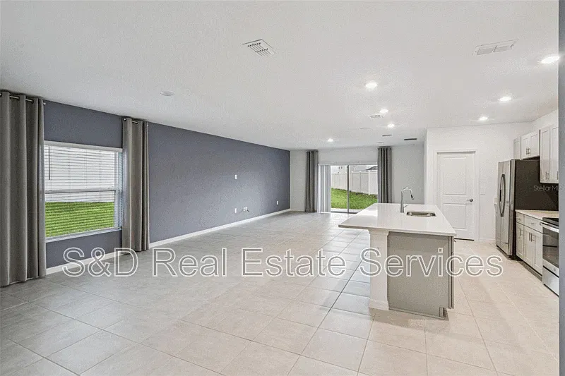 3 bed, 2.0 bath, 2322 sqft, $1,960 — Photo 4